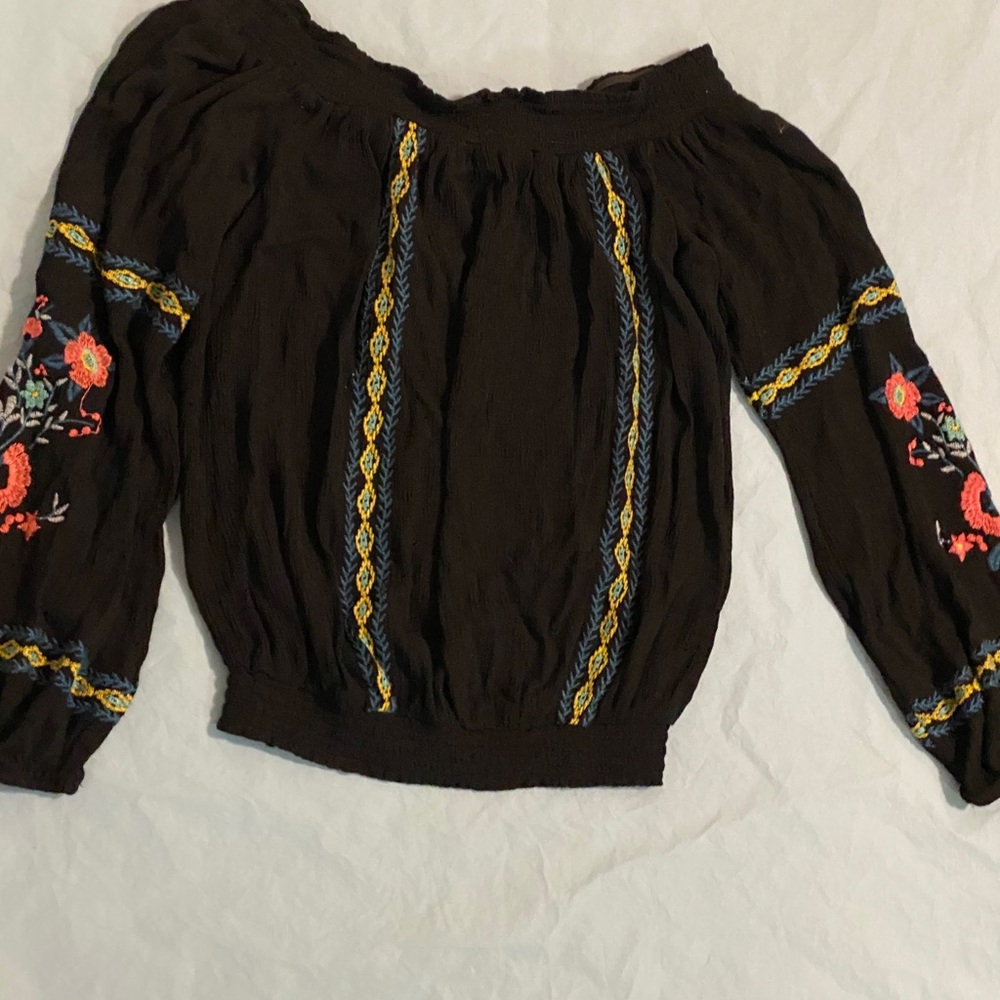 Shoulder-less Shirt w/ Embroidery